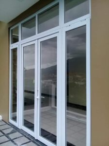 Perbandingan Harga Kusen Aluminium vs Kayu di Tahun 2025