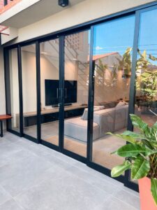 Inspiração para Sala integrada Porta de correr para divisão de ambientes! Esquadria de aluminío