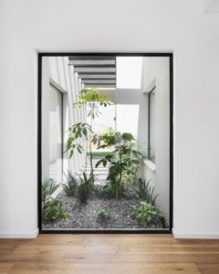 כמו אקווריום שמכניס את החוץ פנימה חלונות קבועים…