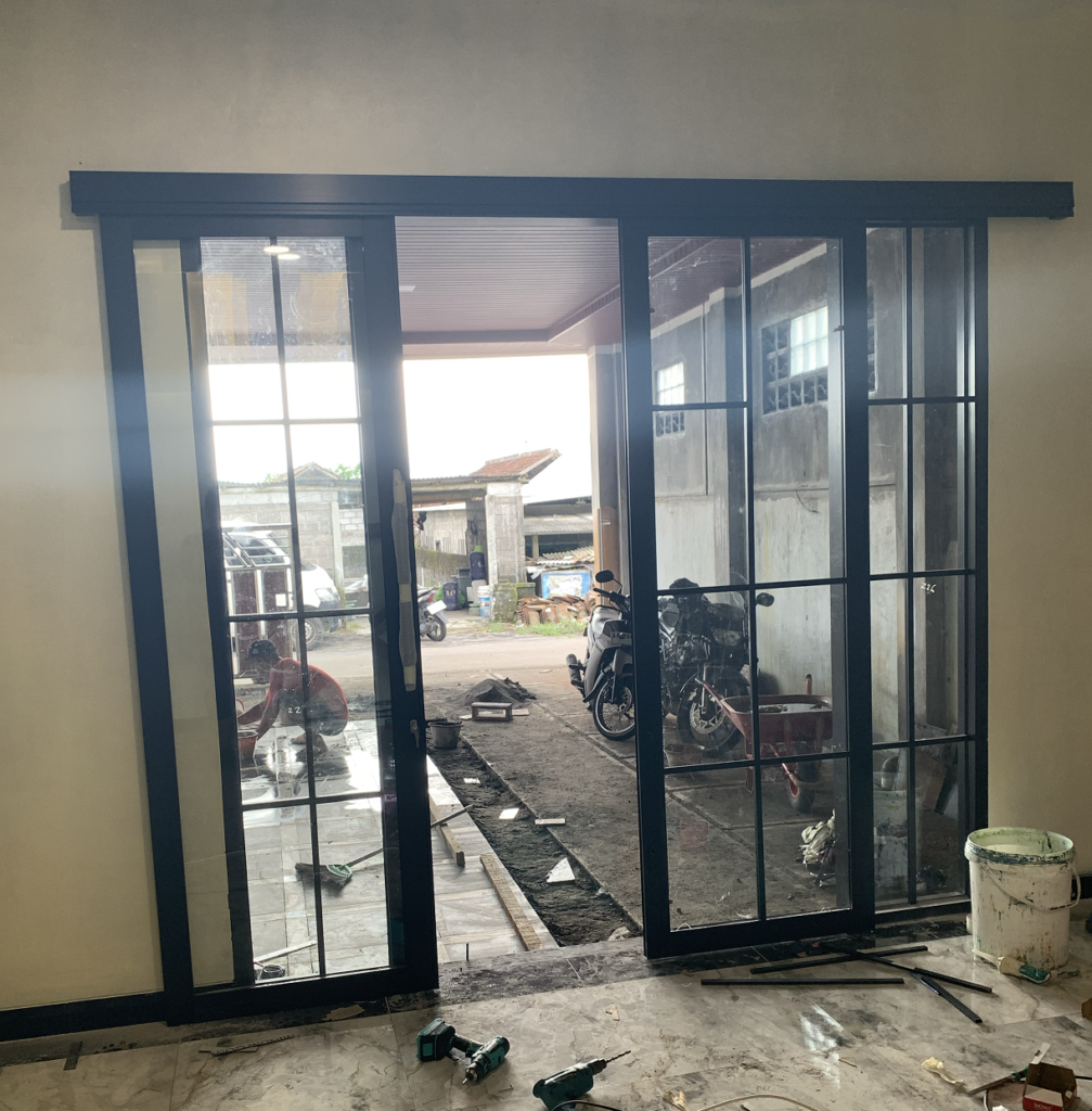 Model Pintu Sliding Aluminium untuk Taman Belakang