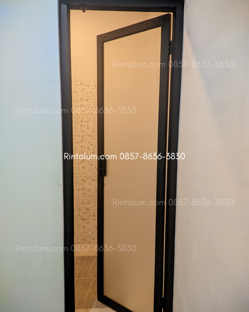 Model Pintu Aluminium Jogja: Swing Kaca Es untuk Kamar Mandi